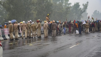 Punjab Police personnel stand guard as protestors stage a demonstration to block Prime Minister Narendra Modi's cavalcade, in Ferozepur on Wednesday. (PTI Photo) Punjab Police personnel stand guard as protestors stage a demonstration to block Prime Minister Narendra Modi's cavalcade, in Ferozepur on Wednesday. (PTI Photo)