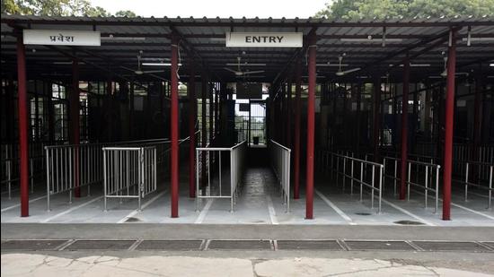 The Delhi zoo has been shut temporarily, in keeping with state guidelines that require entertainment parks in the city to down shutters amid a fifth wave of the Covid-19 pandemic. (Sanjeev Verma/HT PHOTO)