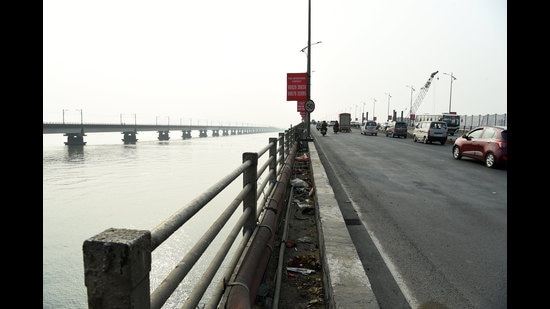 Residents claim MSRDC delaying installation of suicide barriers on Vashi Bridge. (BACHCHAN KUMAR/HT PHOTO)