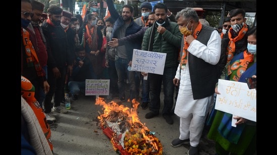 BJP workers from Himachal Pradesh and Punjab took out a “funeral procession ” of the Punjab government from Chaura Medan to Vidhan Sabha in Shimla on Thursday. (HT Photo)