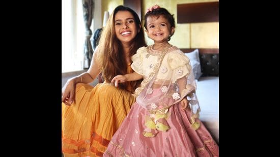 Pranitaa Pandit with her daughter