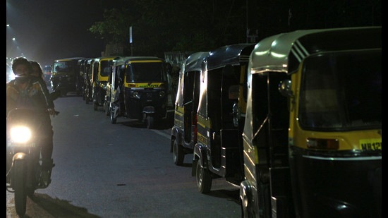 Notices have been placed at most of the CNG pumps in Pune and Pimpri-Chinchwad which read ‘Due to the maintenance activity of main CNG pipeline the supply would be disturbed or closed down from January 6 to 11’. (Ravindra Joshi/HT PHOTO)