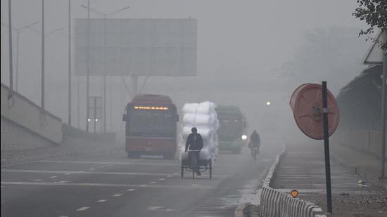 Vehicles drive through smog on Thursday morning on NH-24 near Akshardham temple in Delhi. (Raj K Raj/HT Photo)