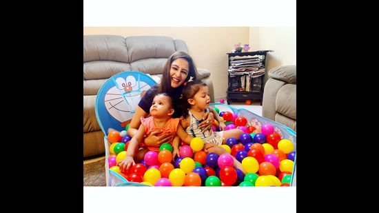 Chahatt Khanna with her daughters