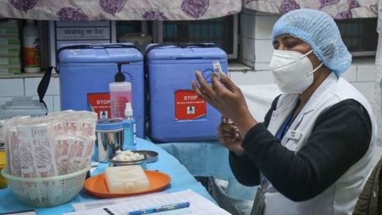 Which vaccine will be given for precaution dose? Centre informs 8 MBNewz The Ministry of Health informed that people who are eligible for the precaution dose will receive a text message from CoWIN when their time for precaution dose comes.(Hindustan Times)