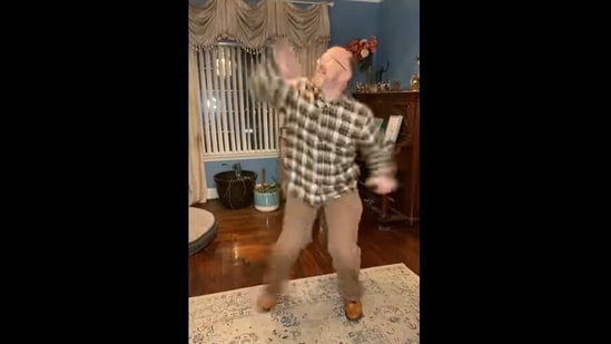 ‘Dancing Dad’ Ricky Pond grooving to Allu Arjun's Oo Antava from Pushpa: The Rise.&nbsp;(instagram/@ricky.pond)
