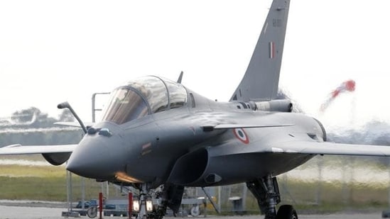According to people familiar with the matter, the Rafale M is better suited for use on the aircraft carriers than the F18 Hornet fighter from the US for several reasons.