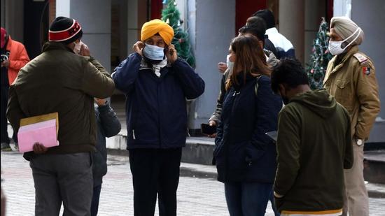 Chandigarh administration employees, along with Chandigarh Police, challaning mask violators at Sector 17 in Chandigarh. (Ravi Kumar/HT)