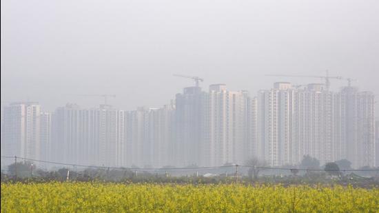 Greater Noida, India - December 27, 2021: A view of skyscrapers blanketed in smog amid rising air pollution, in Greater Noida, India, on Monday, December 27, 2021. (Photo by Sunil Ghosh / Hindustan Times) Greater Noida, India - December 27, 2021: A view of skyscrapers blanketed in smog amid rising air pollution, in Greater Noida, India, on Monday, December 27, 2021. (Photo by Sunil Ghosh / Hindustan Times)