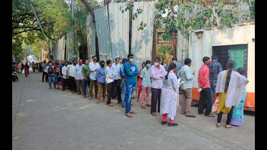 People line up at Rukminibai Civic Hospital in Kalyan for testing for Covid on Thursday. The Covid cases have shot up by 950% in the last one week in the Kalyan Dombivli Municipal Corporation jurisdiction. (RISHIKESH CHOUDHARY/HT PHOTO)