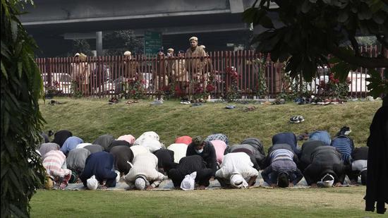 Muslims offer namaz in a park at Udyog Vihar in Gurugram on December 31, 2021. (Vipin Kumar/HT PHOTO)