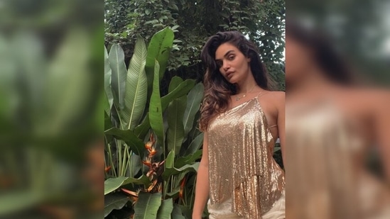The beautiful Gabriella Demetriades flaunted her comfy yet stylish outfit as she struck poses in her backyard.(Instagram/@gabriellademetriades)