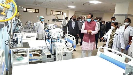 Madhya Pradesh chief minister Shivraj Singh Chouhan inspects a Covid ward in wake of spike in Omicron cases, in Bhopal.(ANI Photo) Madhya Pradesh chief minister Shivraj Singh Chouhan inspects a Covid ward in wake of spike in Omicron cases, in Bhopal.(ANI Photo)