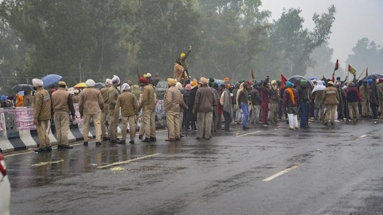 Punjab Police personnel stand guard as protestors stage a demonstration to block Prime Minister Narendra Modi's cavalcade, in Ferozepur on Wednesday.(PTI Photo) Punjab Police personnel stand guard as protestors stage a demonstration to block Prime Minister Narendra Modi's cavalcade, in Ferozepur on Wednesday.(PTI Photo)