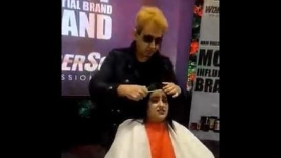 Jawed Habib can be seen spitting on hair for styling purpose as he said, ‘This spit has life’.&nbsp;