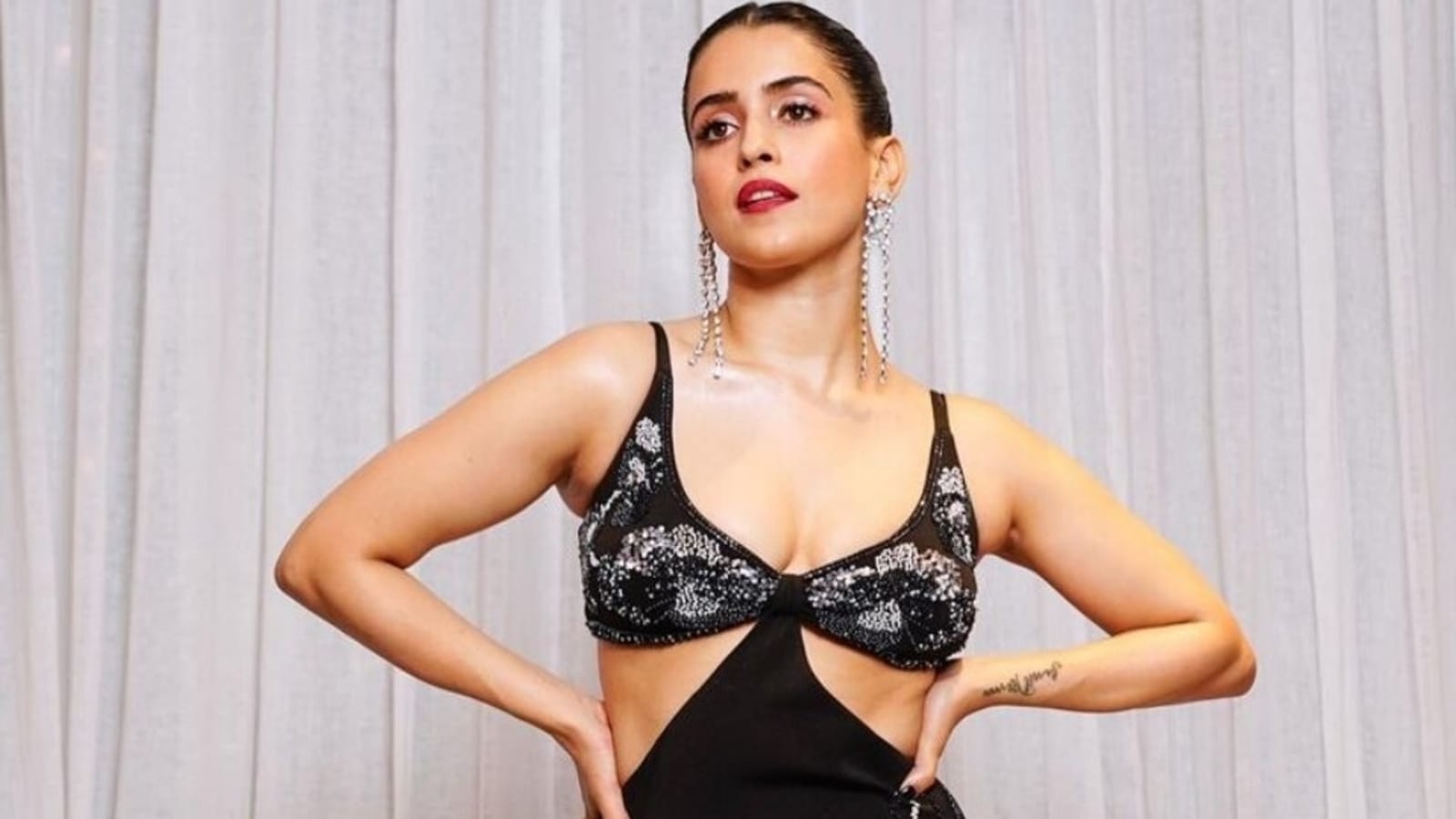 sanya-malhotra-with-52kg-body-weight-nails-75kg-deadlift-in-impressive