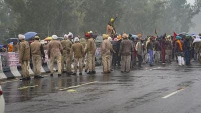Punjab Police personnel trying to control the protesters on the Moga-Ferozepur highway after Prime Minister Narendra Modi’s convoy was held up on the flyover on Wednesday afternoon. (HT Photo)