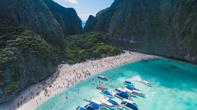 Thailand indefinitely suspended a quarantine-free visa program for vaccinated visitors and ordered a ban on the sale of alcohol at restaurants in areas deemed at high risk of Covid infections to curb the spread of the omicron variant. (Unsplash)
