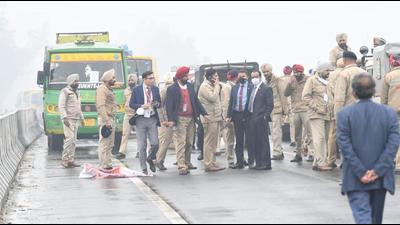 In what the Centre described as a major security lapse, Prime Minister Narendra Modi’s convoy was stranded for 20 minutes on a flyover due to a blockade by farm protesters in Ferozepur on Wednesday. (HT Photo) In what the Centre described as a major security lapse, Prime Minister Narendra Modi’s convoy was stranded for 20 minutes on a flyover due to a blockade by farm protesters in Ferozepur on Wednesday. (HT Photo)