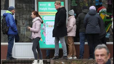 People stand in a line to use an ATM cash machine following the protests triggered by fuel price increase in Almaty, Kazakhstan on Friday. Chinese President Xi Jinping has extended support and lauded his Kazakh counterpart for decisive action to calm the situation. (REUTERS) People stand in a line to use an ATM cash machine following the protests triggered by fuel price increase in Almaty, Kazakhstan on Friday. Chinese President Xi Jinping has extended support and lauded his Kazakh counterpart for decisive action to calm the situation. (REUTERS)