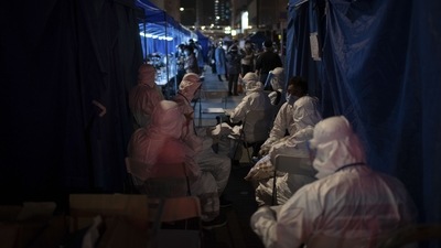 Health workers wear protective suits outside a building placed under lockdown at the City Garden housing estate in the North Point district in Hong Kong, China. (Bloomberg) Health workers wear protective suits outside a building placed under lockdown at the City Garden housing estate in the North Point district in Hong Kong, China. (Bloomberg)