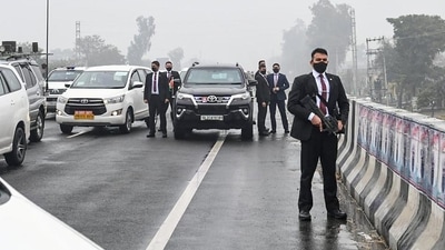 Prime Minister Narendra Modi's cavalcade stuck on a flyover in Ferozepur on Wednesday. (PTI) Prime Minister Narendra Modi's cavalcade stuck on a flyover in Ferozepur on Wednesday. (PTI)
