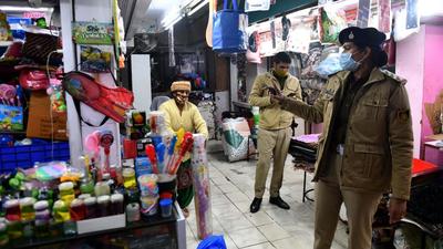 A police personnel ordering closure of shops in Palika Bazaar at 5pm, following fresh restrictions by the Chandigarh administration. (Ravi Kumar/HT) A police personnel ordering closure of shops in Palika Bazaar at 5pm, following fresh restrictions by the Chandigarh administration. (Ravi Kumar/HT)