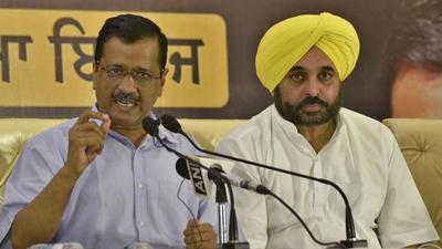 Aam Aadmi Party national convener and Delhi chief minister Arvind Kejriwal with Punjab AAP president Bhagwant Mann during a recent press conference. Mann, a two-time Sangrur MP, is likely to be named the party’s chief ministerial face. (HT file photo)