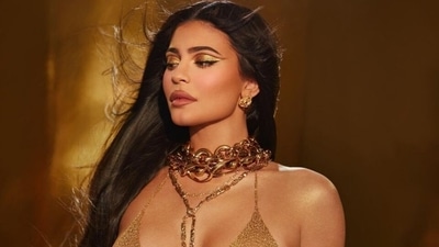 Pregnant Kylie Jenner flaunts bare baby bump in shirt and distressed jeans: See stunning photos Pregnant Kylie Jenner flaunts bare baby bump in shirt and distressed jeans: See stunning photos