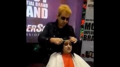 Jawed Habib can be seen spitting on hair for styling purpose as he said, ‘This spit has life’.&nbsp;