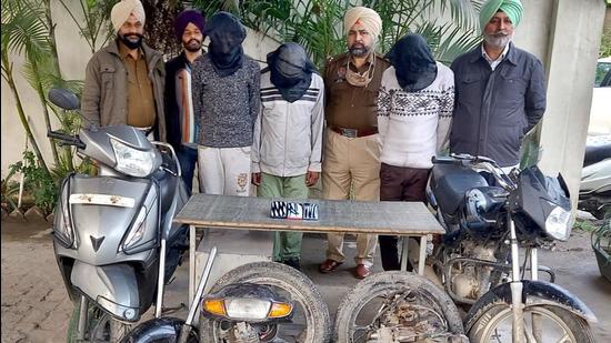 Accused of vehicle lifting and snatching in custody of CIA staff police in Ludhiana on January 06, 2022. (HT PHOTO)