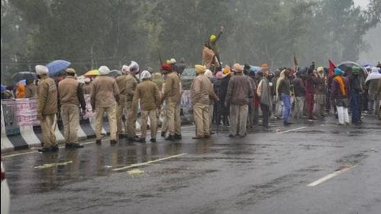 Punjab Police personnel trying to control the protesters on the Moga-Ferozepur highway after Prime Minister Narendra Modi’s convoy was held up on the flyover on Wednesday afternoon. (HT Photo)