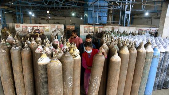 Workers refill oxygen cylinders for Covid patients in Patna on Friday. (Santosh Kumar/HT Photo)