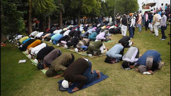 People offer namaz at a park, in Gurugram on Friday. (Vipin Kumar /HT PHOTO) People offer namaz at a park, in Gurugram on Friday. (Vipin Kumar /HT PHOTO)