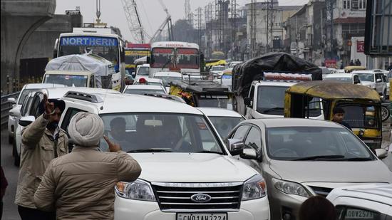 Massive raffic Jam due to protest by BJP workers outside Ludhiana DC office. (Harsimar Pal Singh/HT)