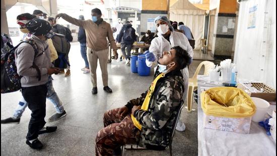 A health worker collects a swab sample from a person for a Covid test. (Sanjeev Verma/HT PHOTO) A health worker collects a swab sample from a person for a Covid test. (Sanjeev Verma/HT PHOTO)