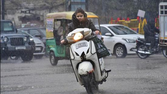 The maximum temperature in Ludhiana was 16.4°C, while the minimum temperature dropped by five degrees to settle at 11.4°C. Experts say the mercury may drop further over the next three days. As per Punjab Agricultural University department of climate change and agriculture meteorology it was last in 1999 that the city had recorded 28.7mm of rainfall in January. (Harsimar Pal Singh/HT)