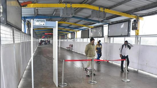 While security personnel were seen randomly frisking passengers’ luggage, many passengers were seen altogether bypassing checking. (Harsimar Pal Singh/HT)