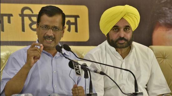 Aam Aadmi Party national convener and Delhi chief minister Arvind Kejriwal with Punjab AAP president Bhagwant Mann during a recent press conference. Mann, a two-time Sangrur MP, is likely to be named the party’s chief ministerial face. (HT file photo)