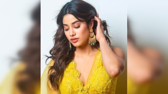 Janhvi Kapoor teamed her modern lehenga look with jewellery from Tyaani By Karan Johar.(Instagram/@tanghavri)