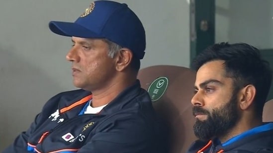 Rahul Dravid (L) and Virat Kohli in the dressing room during 2nd Test at Wanderers.(Twitter)
