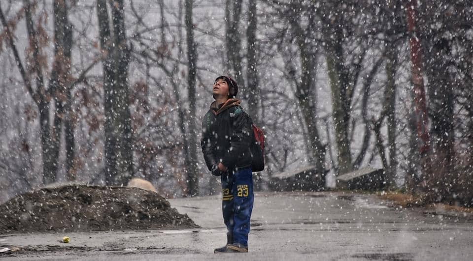 Heavy rain in plains and snowfall in upper reaches on Wednesday further intensified cold wave conditions across Jammu region and Kashmir, which threw normal life out of gear. (Waseem Andrabi/HT)