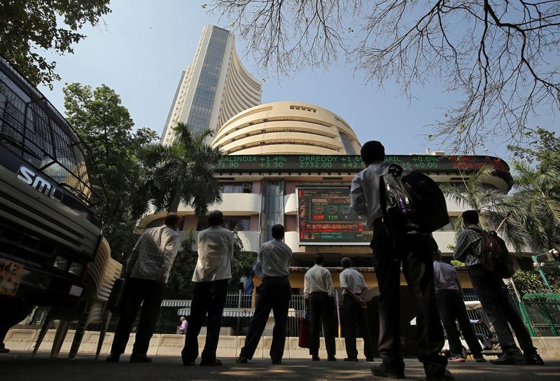 HDFC, Infosys, Dr Reddy’s, M&amp;M and Maruti were among the laggards in the Sensex pack.