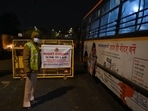 Police personnel stand guard at a road checkpoint near India Gate at the start of the weekend curfew in Delhi.(AFP Photo) Police personnel stand guard at a road checkpoint near India Gate at the start of the weekend curfew in Delhi.(AFP Photo)