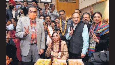 Chandigarh mayor Sarbjit Kaur (seated) with city BJP president Arun Sood and others after the mayoral elections on Saturday. She defeated Anju Katyal of the Aam Aadmi Party by one vote. (Ravi Kumar/HT) Chandigarh mayor Sarbjit Kaur (seated) with city BJP president Arun Sood and others after the mayoral elections on Saturday. She defeated Anju Katyal of the Aam Aadmi Party by one vote. (Ravi Kumar/HT)