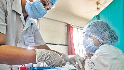 While the perception of Omicron being milder is leading to leniency among those vaccinated, the PMC data shows that with comorbidity factor and waning antibodies in place, both vaccinated and unvaccinated population could be at equal risk. (HT Photo)