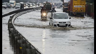 Vehicles wade through a waterlogged service lane of the Delhi-Gurugram Expressway near Narsinghpur village in Gurugram on Saturday. (Parveen Kumar/HT) Vehicles wade through a waterlogged service lane of the Delhi-Gurugram Expressway near Narsinghpur village in Gurugram on Saturday. (Parveen Kumar/HT)