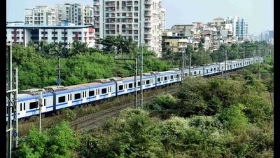 Central Railway cancels AC train services on trans-harbour line due to poor response from commuters. (BACHCHAN KUMAR/HT PHOTO) Central Railway cancels AC train services on trans-harbour line due to poor response from commuters. (BACHCHAN KUMAR/HT PHOTO)