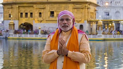 PM Modi outside Harmandir Sahib in Amritsar in 2015.