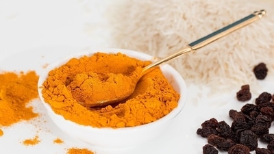 Increase the amount of turmeric in your diet. Turmeric is an excellent anti-inflammatory. You can also use turmeric face packs on the skin to sooth the irritation, itchiness, and redness. Make a pack of milk, a pinch of turmeric and some gram flour. Apply on skin and let dry before washing. (Pixabay)